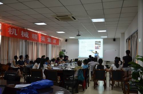 學(xué)員認(rèn)真聆聽資深工程師講解離心機專題培訓(xùn)